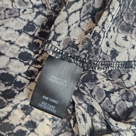 Torrid Tunic Top Womens 1 Black Gray Snakeskin Print Long Sleeve V Neck Surplice - Picture 8 of 8